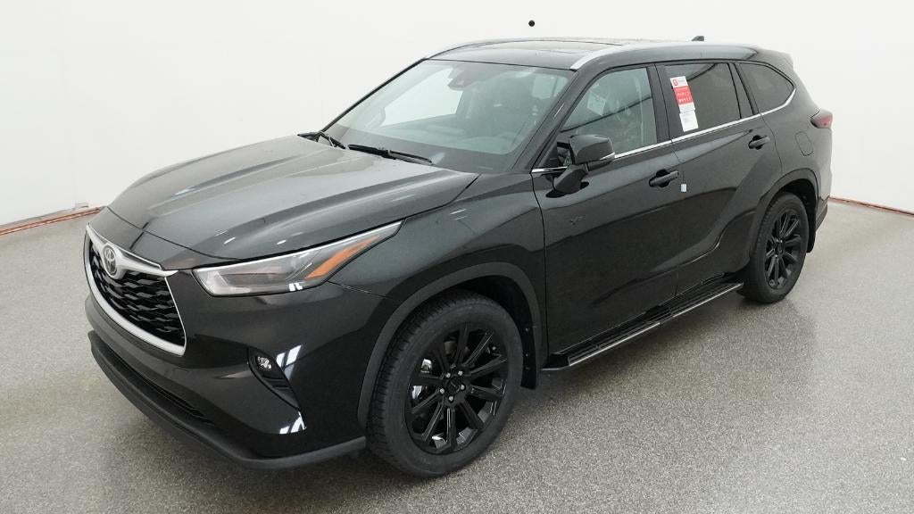 2026 Toyota Highlander XLE in Midnight Black Metallic — front three-quarter view